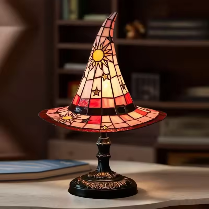 Lámpara artesanal de sombrero de bruja con encanto mágico