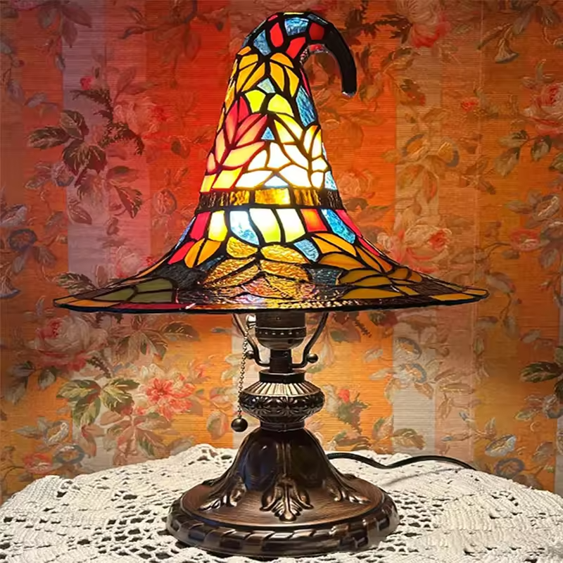 Lámpara artesanal de sombrero de bruja con encanto mágico